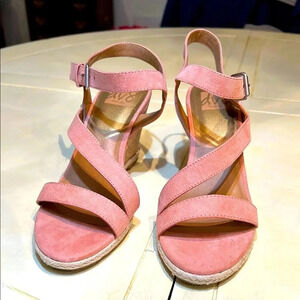 DV 8 Pierre Strappy Wedge Sandal soft pink size 8